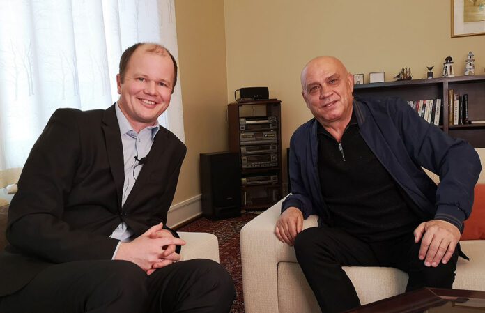 Conrad Myrland, daglig leder i MIFF, og Issawi Frej, Israels minister for regionalt samarbeid. (Foto: Gunstein Myre)